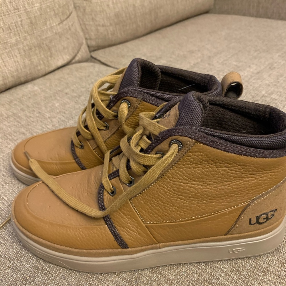 Men uggs boots size 7 barely used
